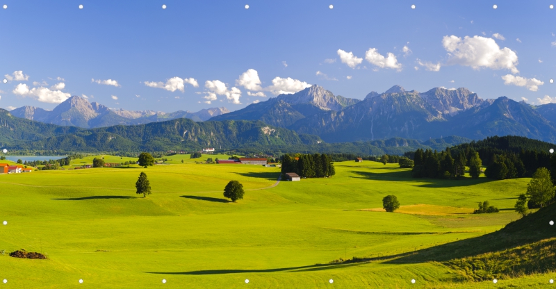 Bayerische Landschaft mit See und den Alpen im Hintergrund